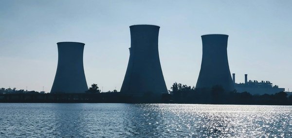 Quels sont les avantages de l'utilisation de l'énergie thermique des océans pour la climatisation des bâtiments ?