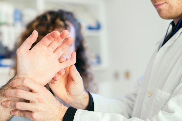 Rééducation des doigts : découvrez un appareil innovant à domicile